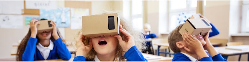 young children looking through a virtual tour 